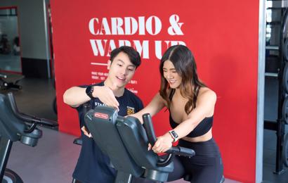 Fitness24Seven Personal Trainer Teaching Client On Cardio Training Machine ฟิตเนส24เซเว่น เทรนเนอร์ สอนออกกำลังกาย ลูกค้าบนจักรยาน