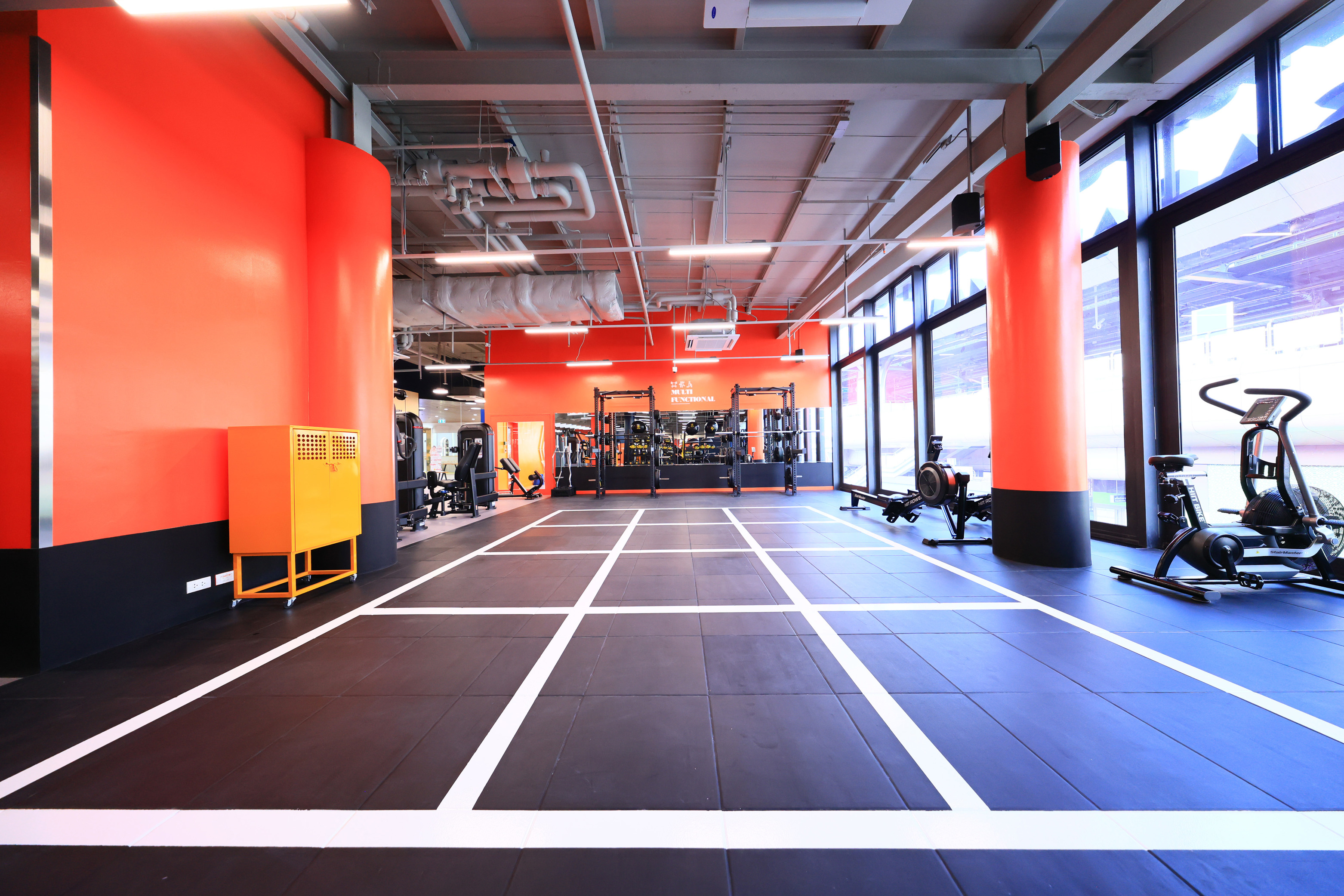 Multifunctional Area in Gym with open area and machines